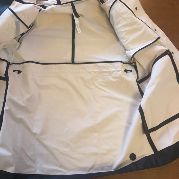 Lululemon into the drizzle raincoat NWT - Picture 8 of 8
